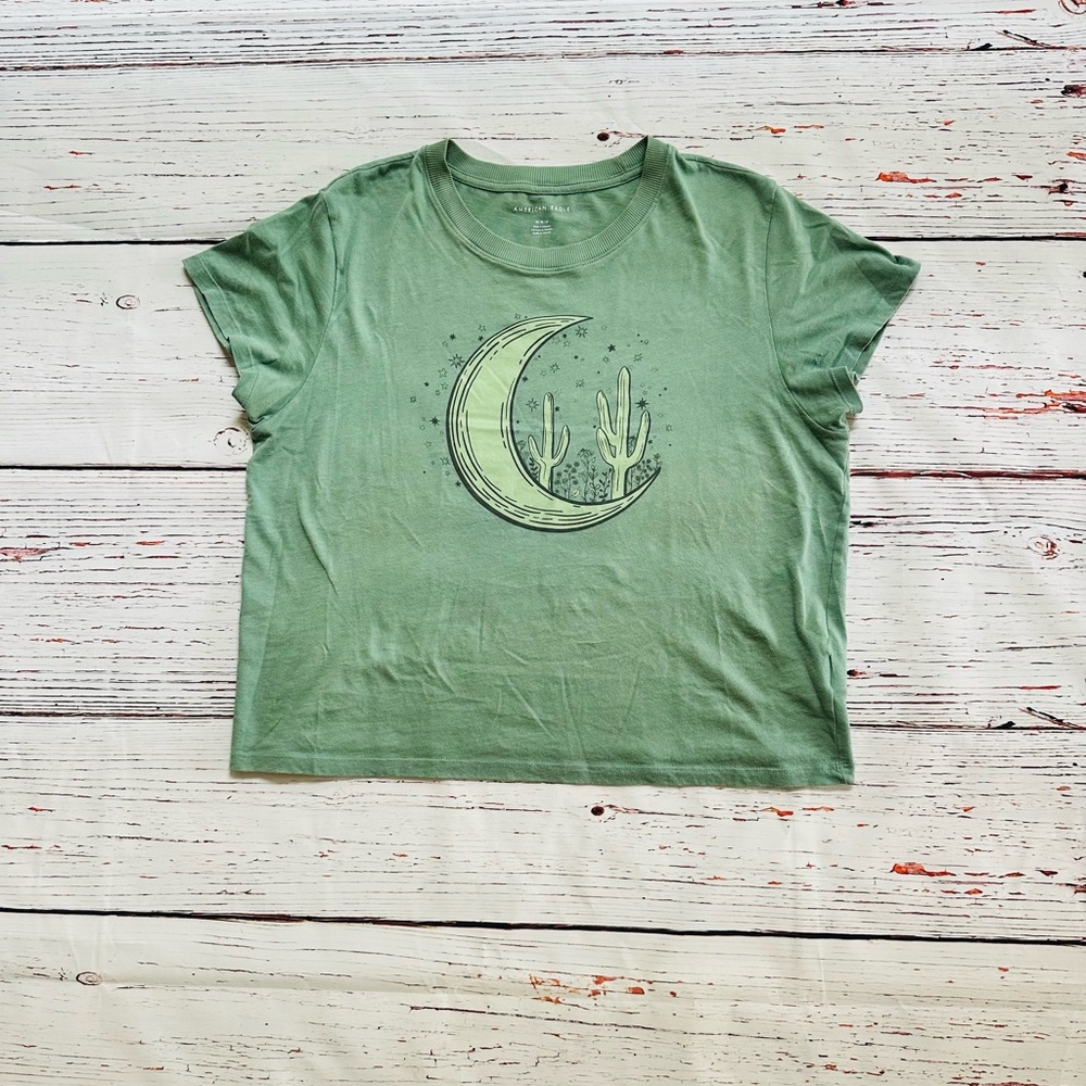 American Eagle Graphic Tee! Size Medium